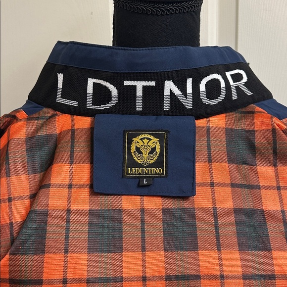 Leduntino Find Your Own Way Windbreaker Hooded Waterproof Jacket Blue
Large, EUC - Picture 14 of 14